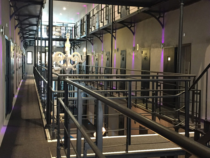 Slapen in de nor & eten in een fabriekshal